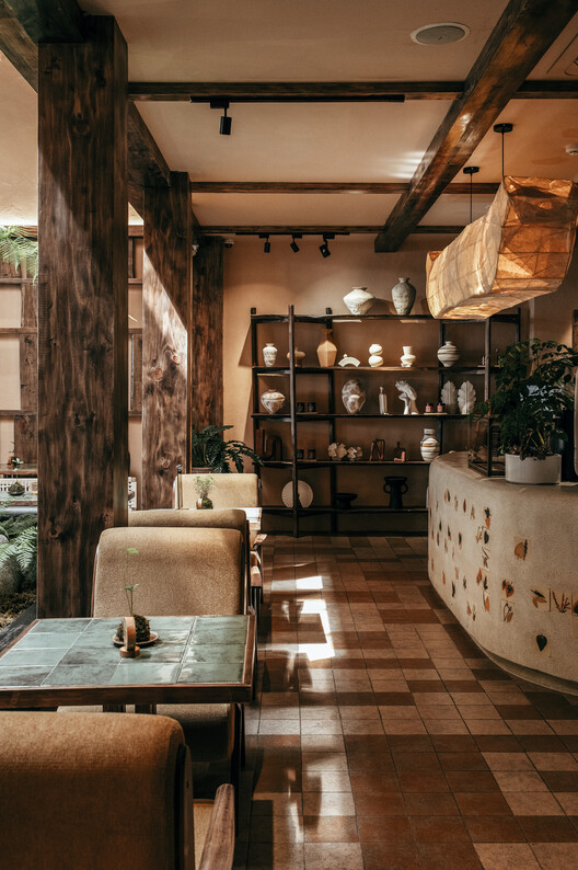 Thila Bistro & Café / 3fconcept - Интерьерная фотография, гостиная, дерево, стол, освещение, стул