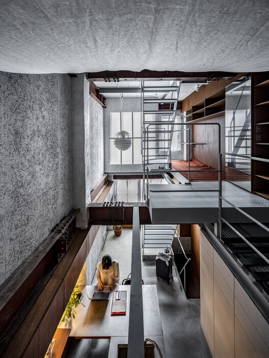 T.House / Ogawaa Design Studio - Интерьерная фотография, кухня, лестница