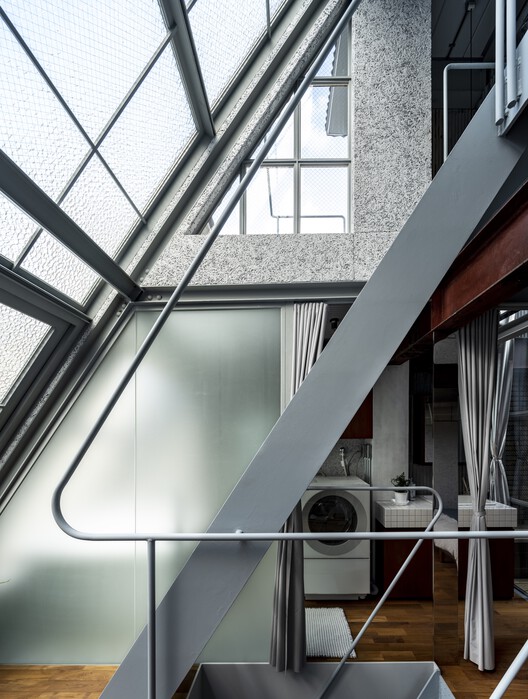 T.House / Ogawaa Design Studio - Интерьерная фотография, лестница, стекло, поручни, сталь