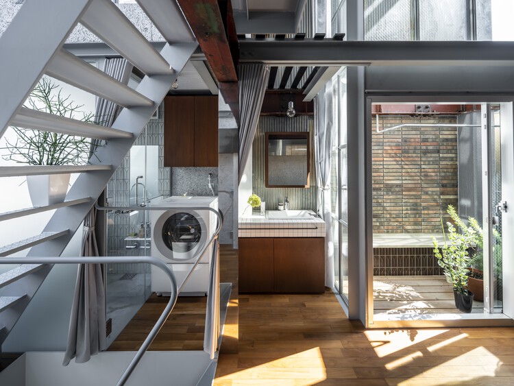 T.House / Ogawaa Design Studio - Интерьерная фотография, кухня, лестница