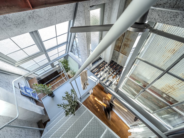 T.House / Ogawaa Design Studio - Интерьерная фотография, лестница, стекло, сталь
