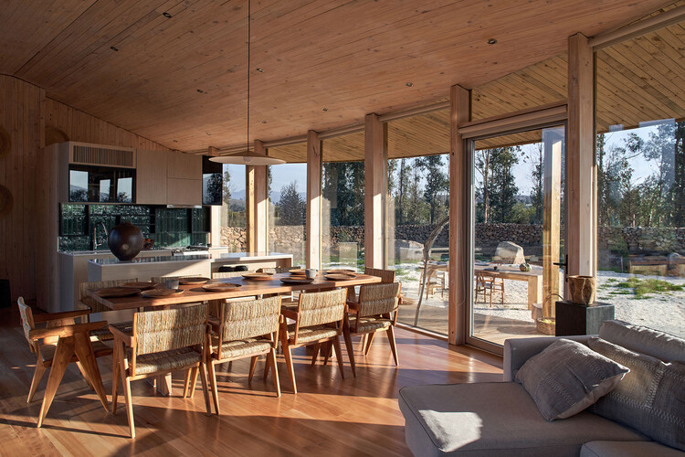 Lum House / Cazú Zegers - Интерьерная фотография, дерево, луч, колонна