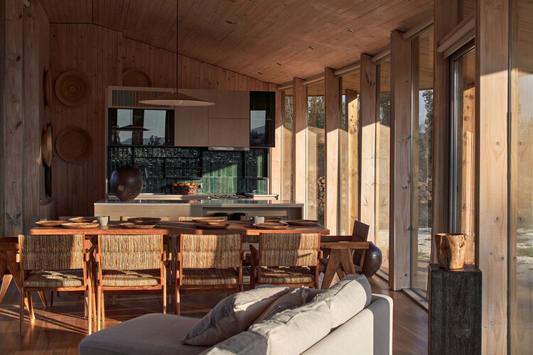 Lum House / Cazú Zegers - Интерьерная фотография, дерево, луч, стул
