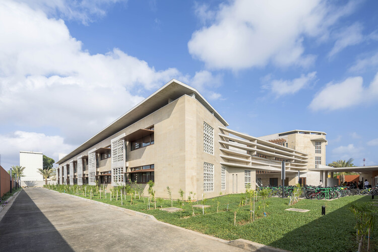 Lycée Kessel Djibouti / Richard + Schoeller - Внешняя фотография, бетон, двор