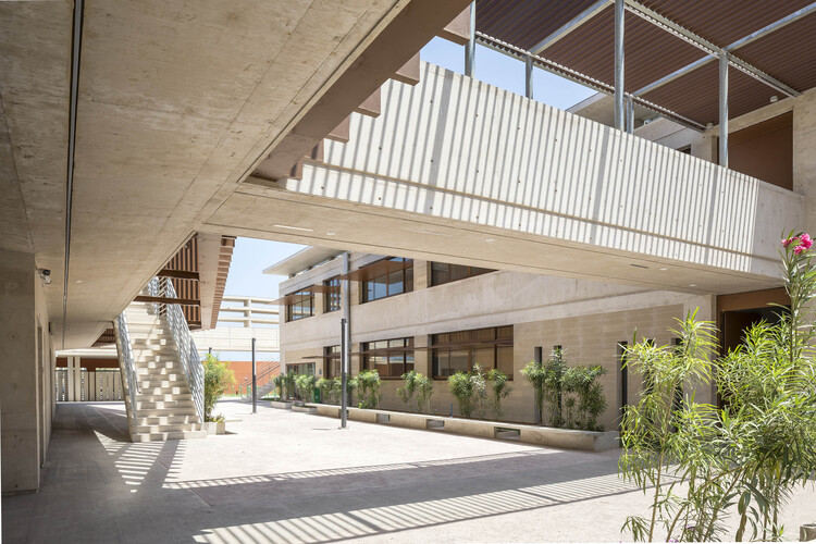 Lycée Kessel Djibouti / Richard + Schoeller - Интерьерная фотография, бетон, двор, балкон