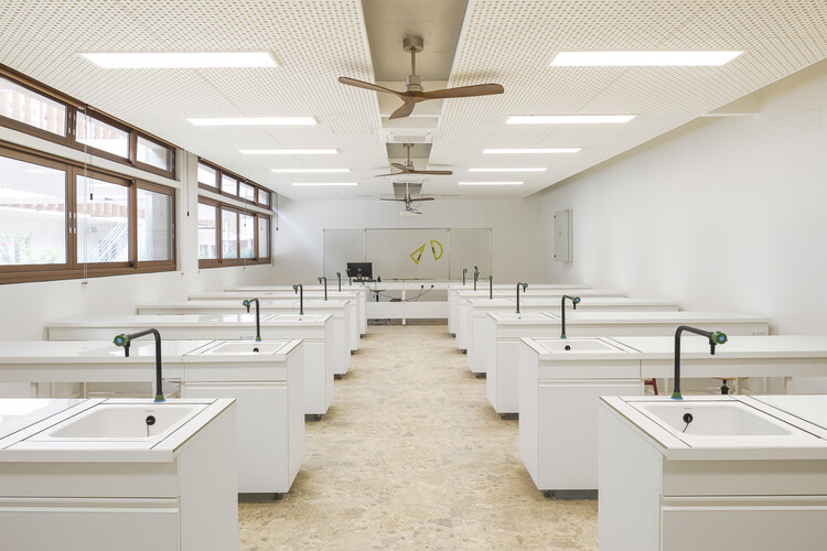 Lycée Kessel Djibouti / Richard + Schoeller - Интерьерная фотография, кухня, дерево, освещение, раковина
