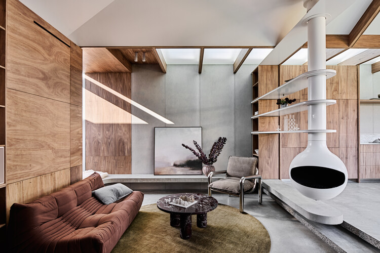 Hug House / Figr Architecture & Design - Интерьерная фотография, гостиная, дерево, освещение, стул