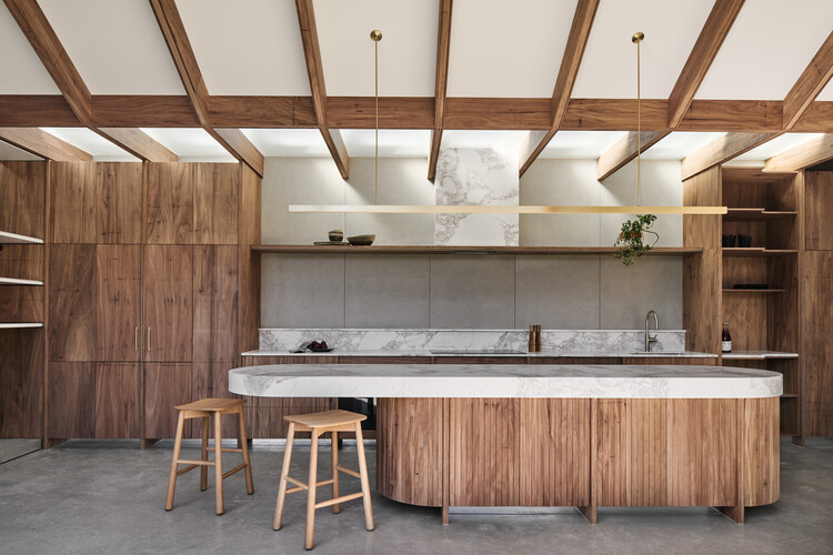 Hug House / Figr Architecture & Design - Интерьерная фотография, кухня, дерево, столешница, луч