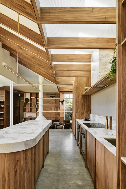 Hug House / Figr Architecture & Design - Интерьерная фотография, кухня, дерево, столешница, луч