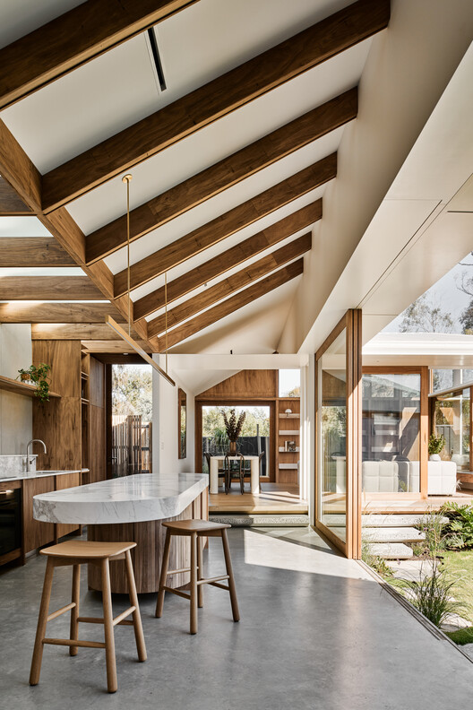 Hug House / Figr Architecture & Design - Интерьерная фотография, дерево, луч