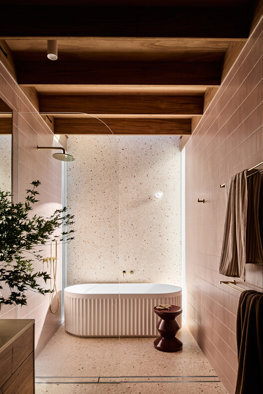 Hug House / Figr Architecture & Design - Интерьерная фотография, ванная комната, дерево, освещение, раковина, ванна