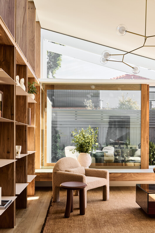 Hug House / Figr Architecture & Design - Интерьерная фотография, дерево, освещение, стул, стеллажи