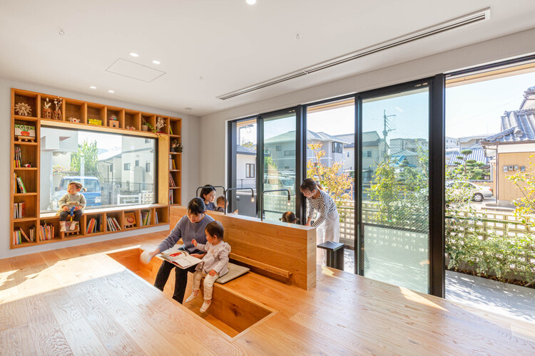 AU поддержка по уходу за детьми / Hibinosekkei + Youji no Shiro - Interior Photography