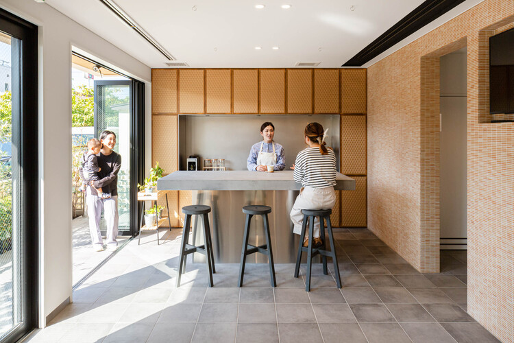 AU AUCARE SUPPLY / HIBINOSEKKEI + YOUJI NO SHIRO - Внутренняя фотография, кухня, дерево, стол, столешница, кресло