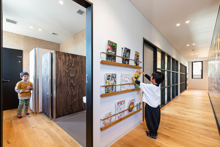 AU AUCARE SUPPLY / HIBINOSEKKEI + YOJI NO SHIRO - Внутренняя фотография, шкаф, дерево, стеллажи, стекло