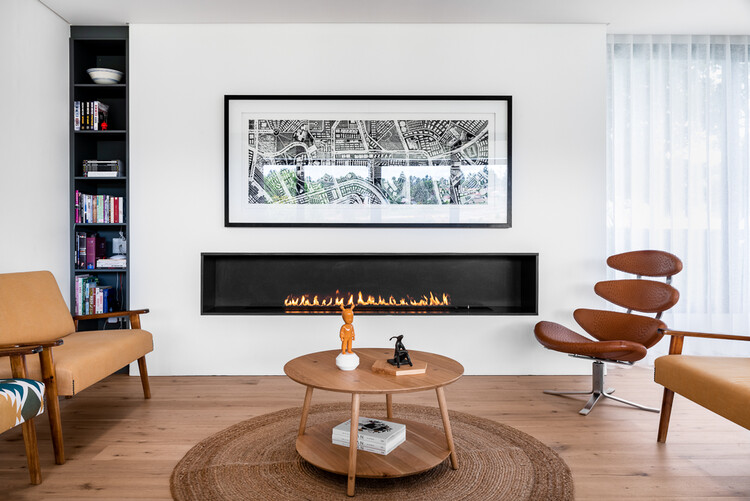 House Steynberg / Twofivefive Architects - Интерьерная фотография, гостиная, дерево, стол, стул