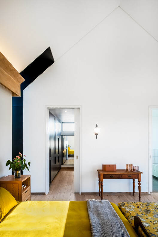 House Steynberg / TwoFiveFive Architects - Интерьерная фотография, дерево, освещение, спальня, кровать, кресло