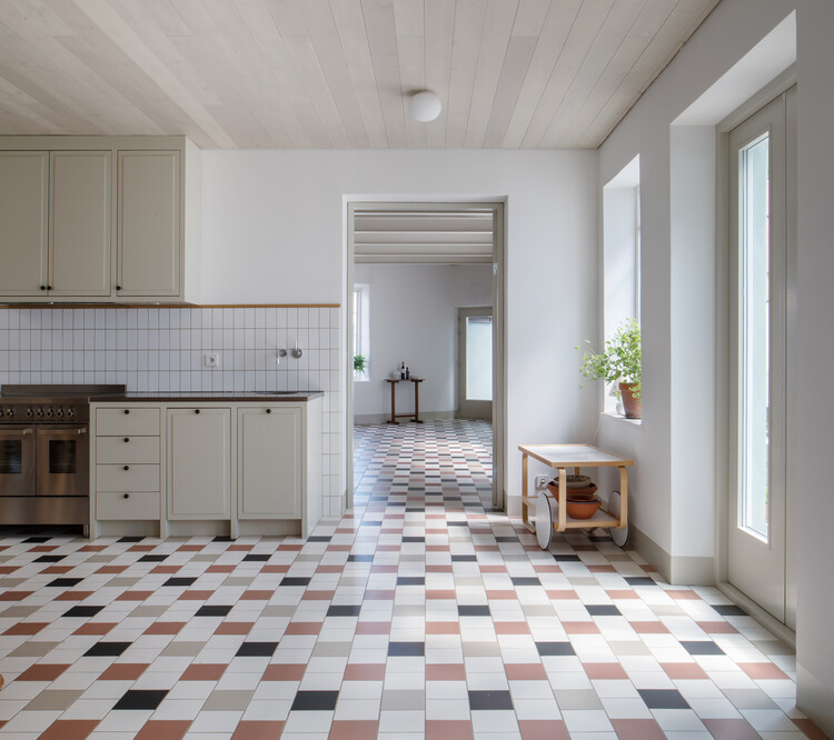 Дом Courtyard в Уппале / Jägnefält Milton - Интерьерная фотография, кухня, дверь
