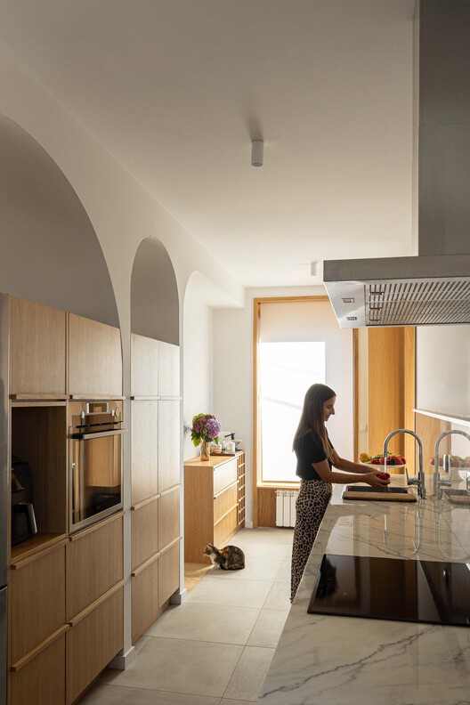 Arch House / Tiago Castro Sousa LDA - Интерьерная фотография, кухня, дерево, столешница, освещение, стул, стекло
