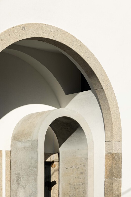 Arch House / Tiago Castro Sousa LDA - изображение 2 из 44