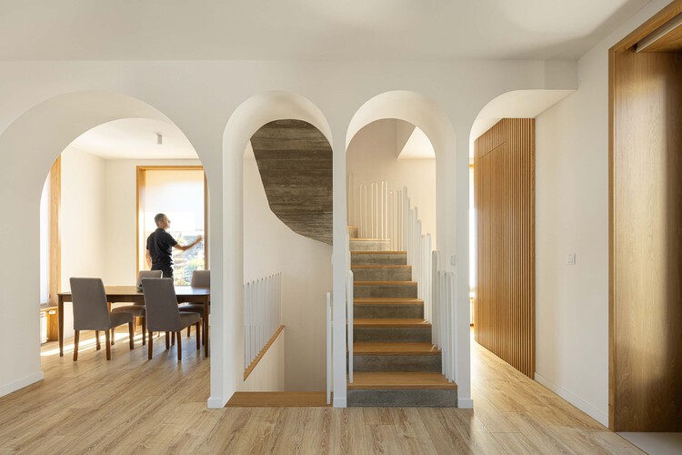 Arch House / Tiago Castro Sousa LDA - Интерьерная фотография, лестница, дерево