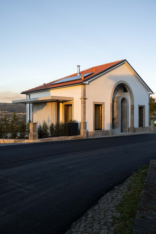 Arch House / Tiago Castro Sousa LDA - внешняя фотография, фасад, бетон