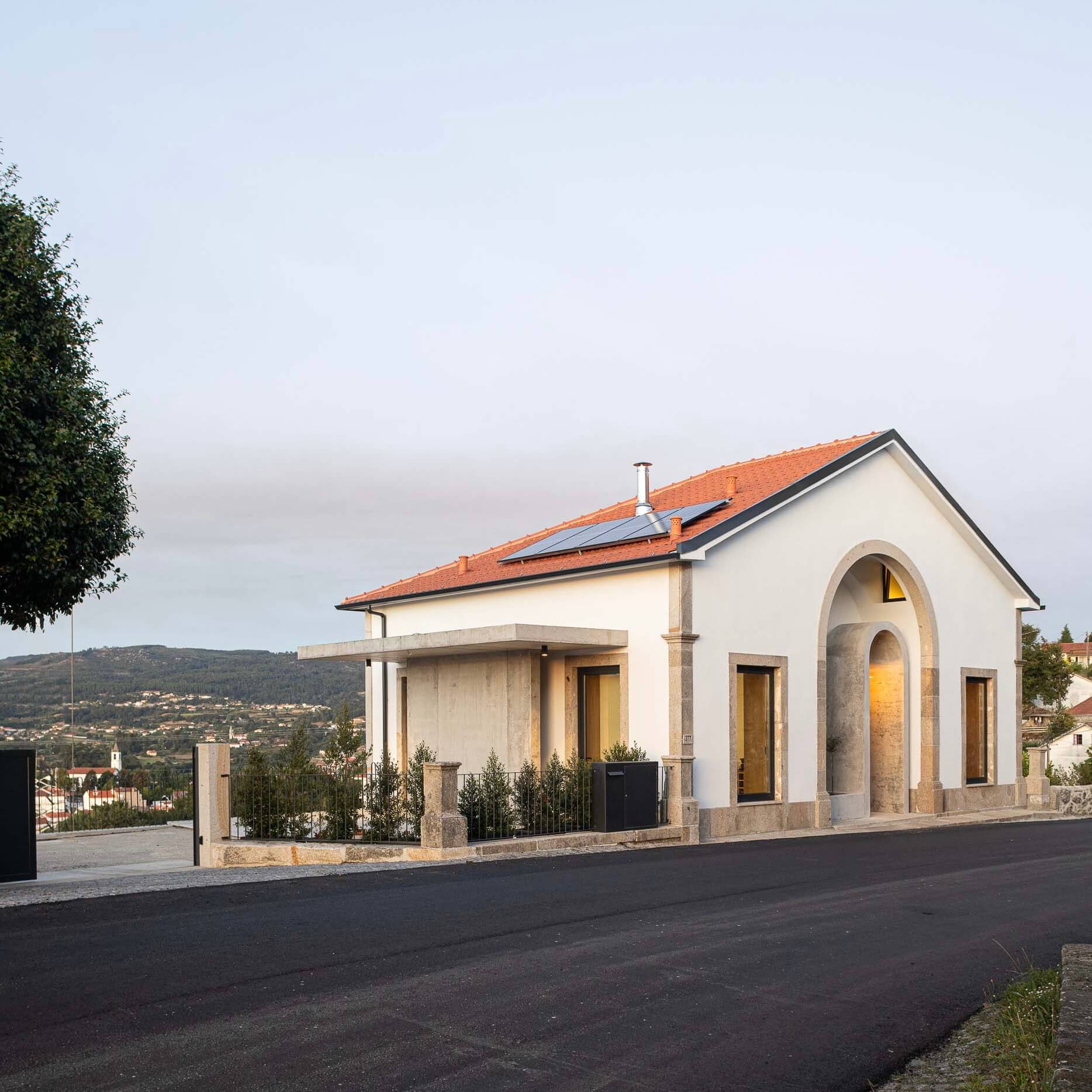 Arch House / Tiago Castro Sousa LDA