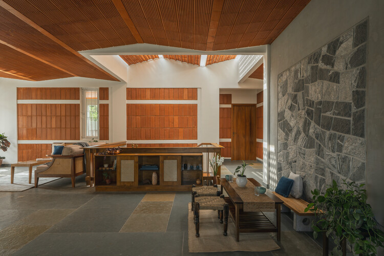 Namana House / Wright Inspirions - Интерьерная фотография, столовая, дерево, луч, стул