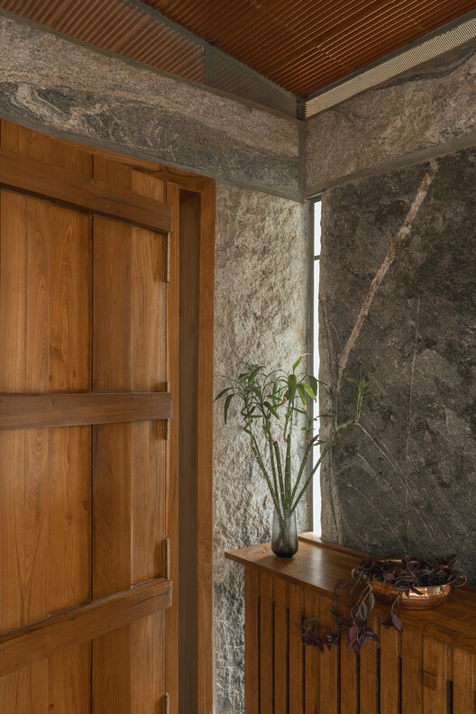 Namana House / Wright Inspirions - Интерьерная фотография, дерево, дверь