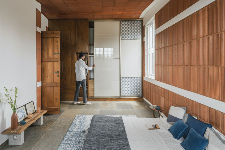 Namana House / Wright Inspirons - Интерьерная фотография, дерево, освещение, спальня, кровать