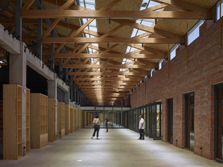 Taoli -Zhaoshan Village Center / Thad Sup Atelier - Интерьерная фотография, лестница, дерево, луч
