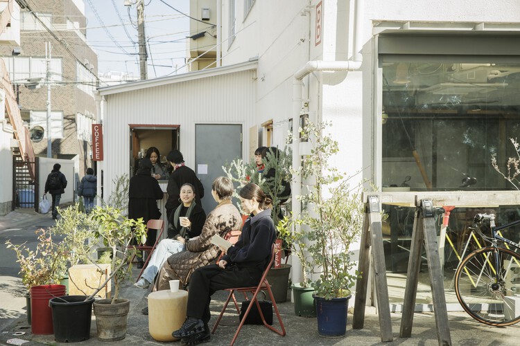Bofumil Sendagaya Café / Jo Nagasaka + Schemata Architects - Экстерьем фотография, стул