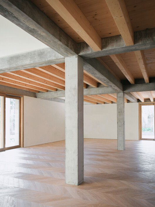 Не сельский дом / AACM - Atelier Architettura Chinello Morandi - Интерьерная фотография, дерево, луч, колонна