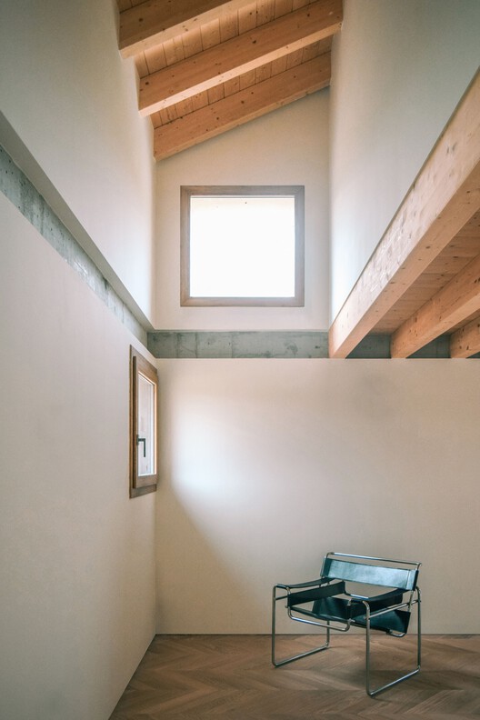 Не сельский дом / AACM - Atelier Architettura Chinello Morandi - Интерьерная фотография, дерево, луч