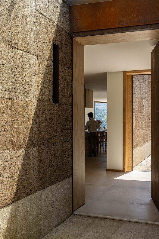 Levada House / Tsou Arquitectos - Интерьерная фотография, древесина, бетон
