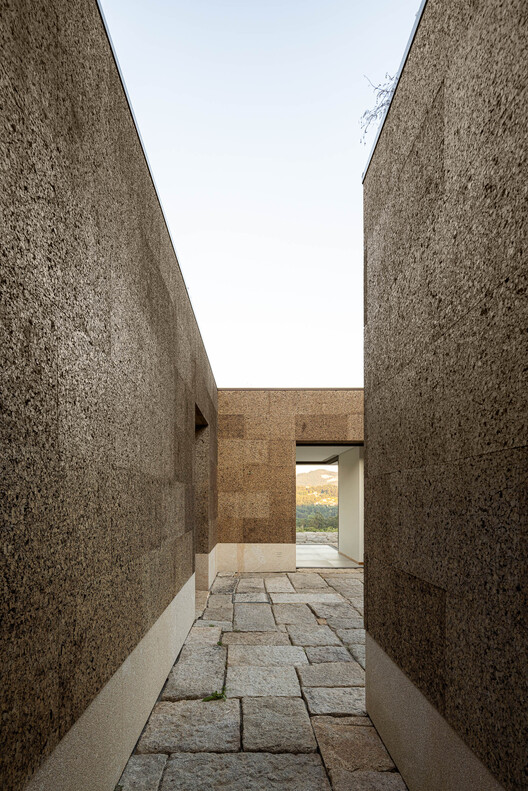 Levada House / Tsou Arquitectos - изображение 27 из 37