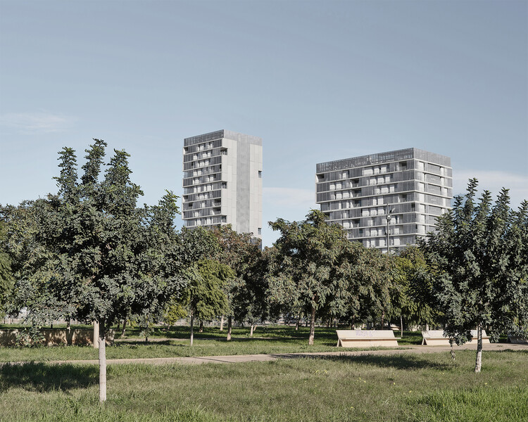184 Social Housing Tower / McBad Architecture & Corrban Design - Exther Photography