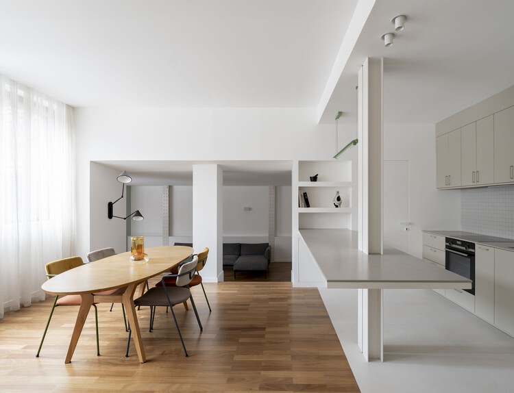 Cité Griset Apartment / Mesnil Architectures - Интерьерная фотография, дерево, освещение, столешница, кухня, стол, стул