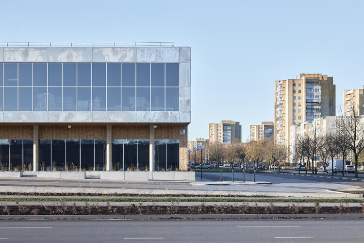 Courtyard смешанное здание / после вечеринки - внешняя фотография, бетон