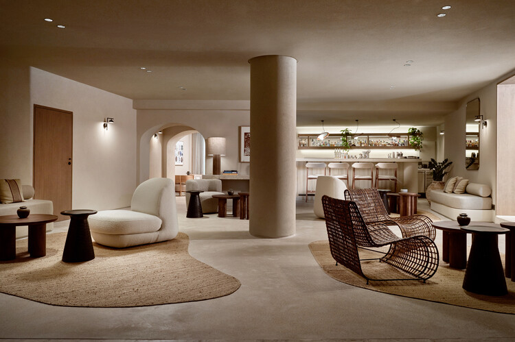 Doomes Noruz Mykonos Hotel / Urban Soul Project - Интерьерная фотография, гостиная, освещение, диван, стул