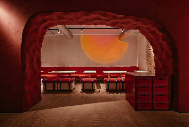 Ресторан Funky Ramen / Kidz Studio - Интерьерная фотография, освещение, стол, стул