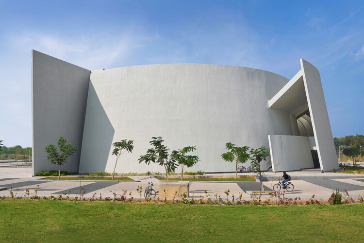 Комплекс лекционного зала, конструкции IIT Hyderabad / CCBA - внешняя фотография, бетон