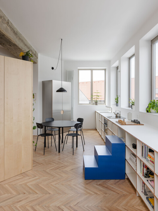 Квартира Z / Grau Architects - Интерьерная фотография, дерево, стеллажи, стол, освещение, стул