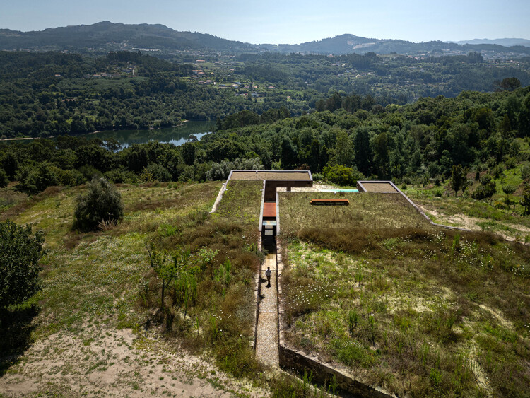 Levada House / Tsou Arquitectos - изображение 1 из 37