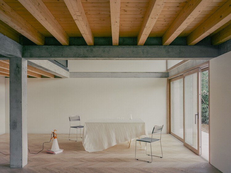 Не сельский дом / AACM - Atelier Architettura Chinello Morandi - Интерьерная фотография, спальня, дерево, стул, луч, луч