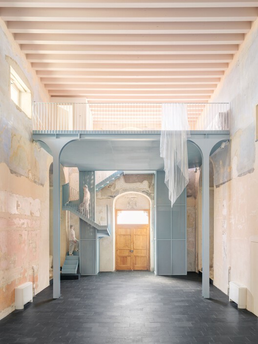 Nostra Signora Della Costa Cultural и Expeciential Training Center / Caarpa - Интерьерная фотография, дерево, освещение, арка, луч, колонка