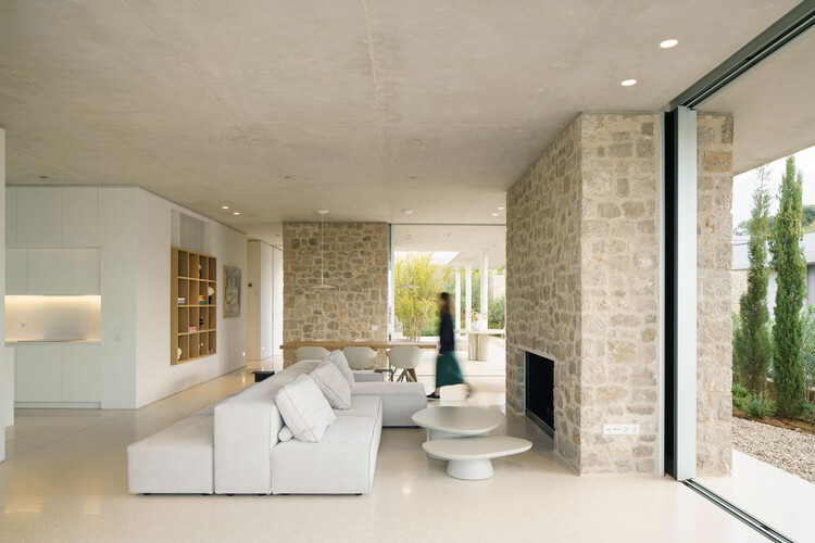 Rolling Greens Villas / Buerger Katsota Architects - Интерьерная фотография, гостиная, бетон