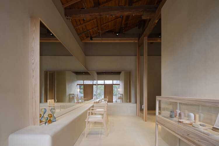 Yasukawa Hair Salon / Koyori - Интерьерная фотография, кухня, дерево, колонка