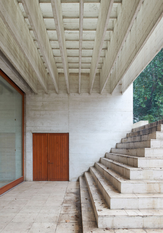 AD Classics: Nordic Pavilion, Venice / Sverre Fehn - Интерьерная фотография, лестница, поручена, луч