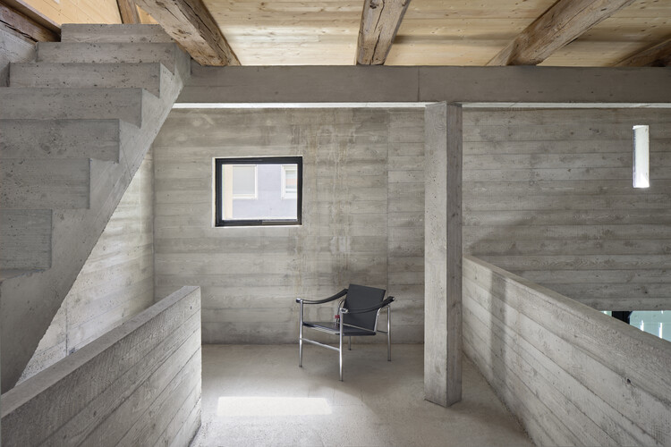 Thürwachterhaus / Büro Mühlbauer - Внутренняя фотография, дерево, бетон, луч